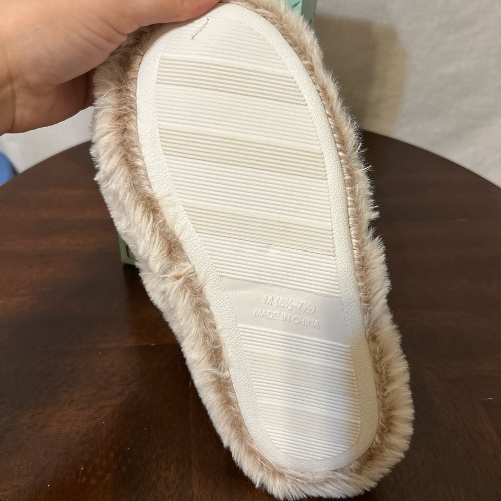 Novelty Sloth Plush Slippers Ladies Medium 6.5-7.5 Tan Faux Fur NWT In Box - Picture 5 of 6